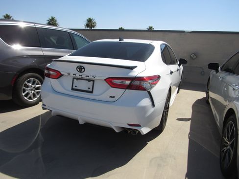 Used 2019 Toyota Camry SE FWD image 3