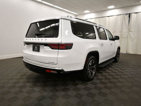 Used 2024 Jeep Wagoneer L Series III w/ Flexible Seating Group AWD/4WD image 8