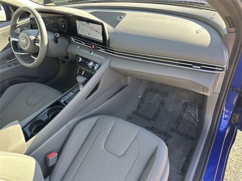 Used 2025 Hyundai Elantra SEL image 28
