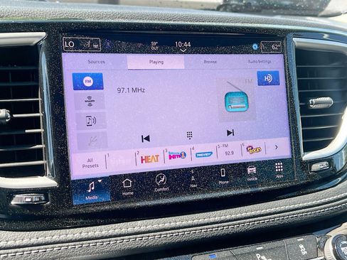 Used 2024 Chrysler Pacifica Limited FWD image 15