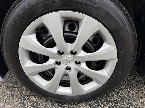 Used 2025 Toyota Corolla LE image 29