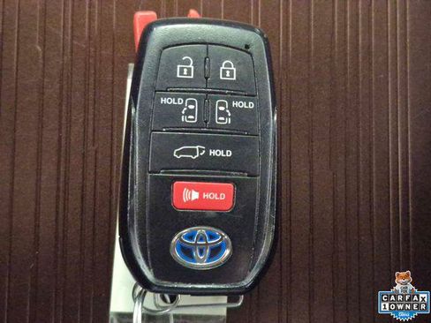 Certified 2024 Toyota Sienna XLE FWD image 31