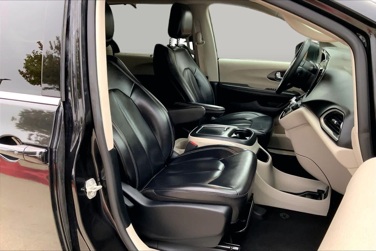 Used 2023 Chrysler Pacifica Touring-L FWD image 9