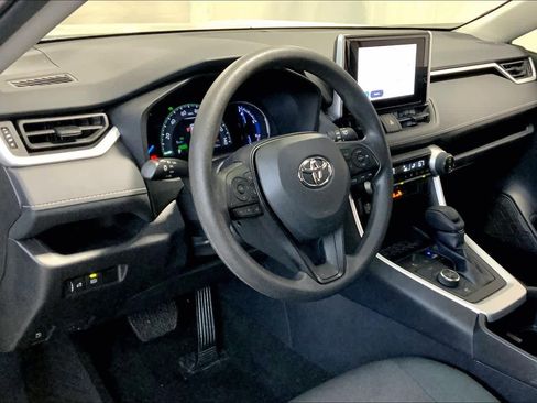 Used 2025 Toyota RAV4 XLE image 17