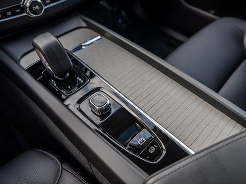 Used 2025 Volvo XC60 B5 Plus image 12