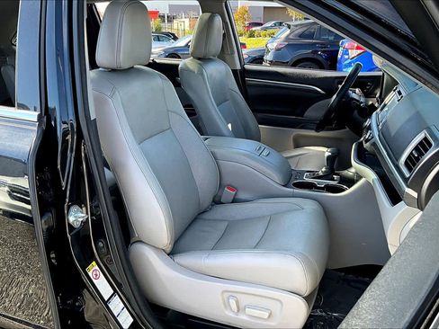 Used 2017 Toyota Highlander Limited Platinum image 8