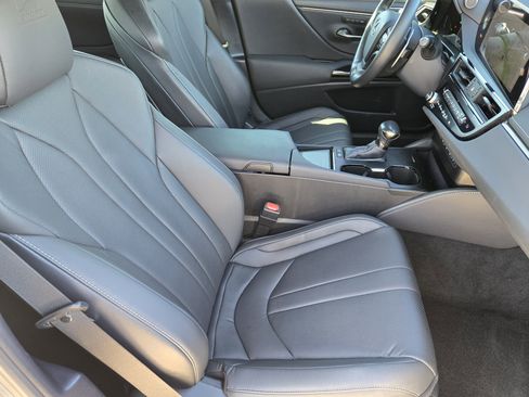 Used 2024 Lexus ES 300h F Sport image 12