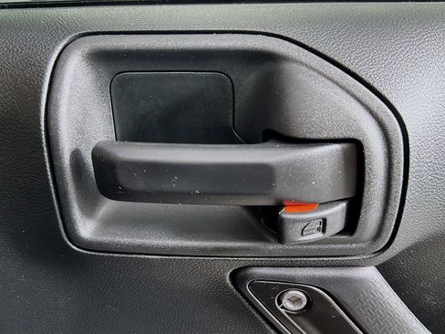 Used 2018 Jeep Wrangler Unlimited Rubicon w/ Connectivity Group image 28