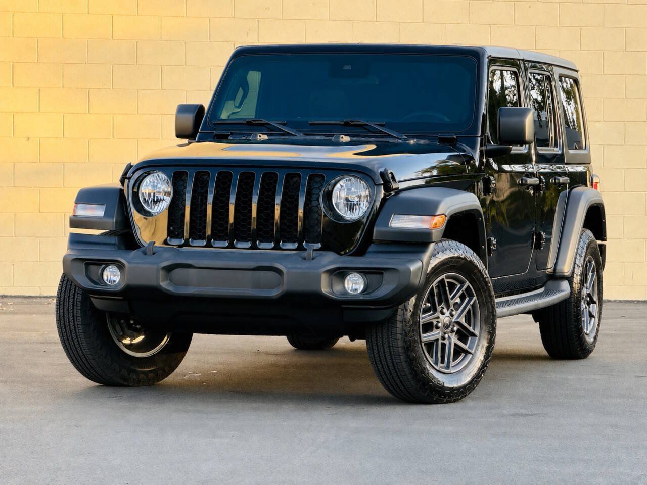 Used 2024 Jeep Wrangler Unlimited Sport AWD/4WD image 3
