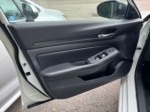 Used 2025 Nissan Altima 2.5 SV FWD image 18