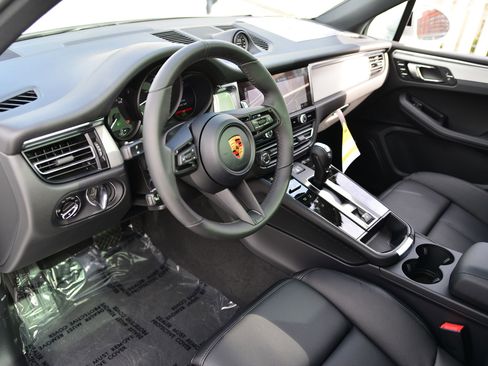 Certified 2026 Porsche Macan AWD/4WD image 4