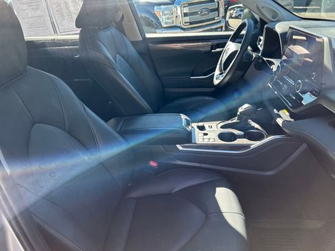 Used 2024 Toyota Highlander Limited image 14