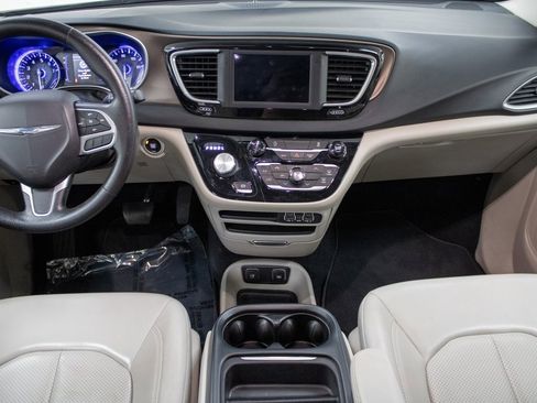 Used 2021 Chrysler Voyager Lxi image 8