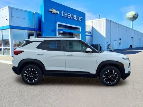 Used 2022 Chevrolet TrailBlazer LT w/ Convenience Package AWD/4WD image 2