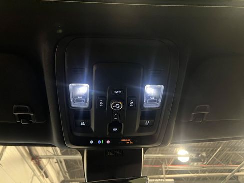 Used 2025 Chevrolet Suburban High Country AWD/4WD image 24