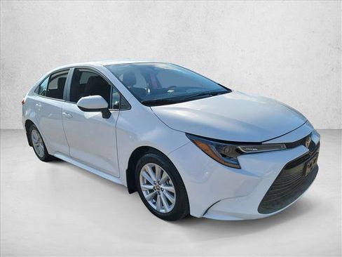 Used 2025 Toyota Corolla LE image 3