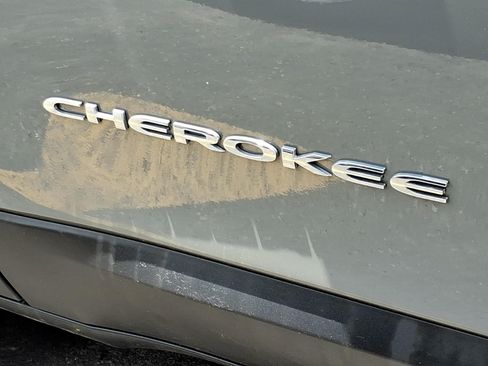 Used 2020 Jeep Cherokee Latitude Plus w/ Cold Weather Group AWD/4WD image 31
