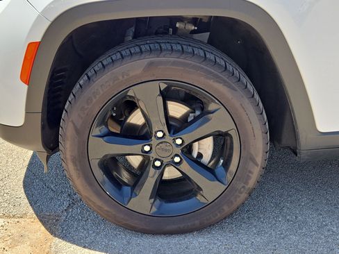Used 2023 Jeep Grand Cherokee Altitude AWD/4WD image 11