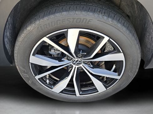 Used 2024 Volkswagen Atlas SEL Premium R-Line AWD/4WD image 31