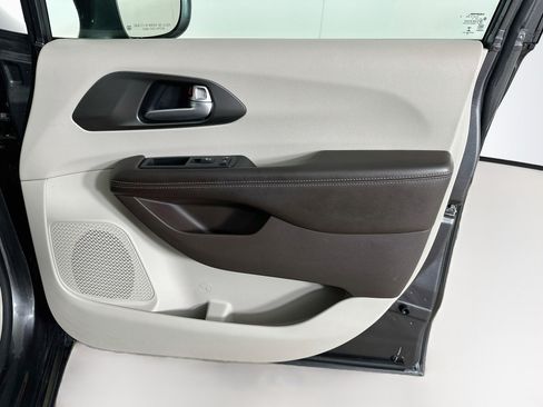 Used 2019 Chrysler Pacifica Touring-L Plus w/ Advanced Safetytec Group FWD image 35