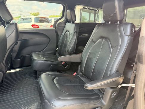 Used 2020 Chrysler Pacifica Touring-L w/ S Appearance Package FWD image 12