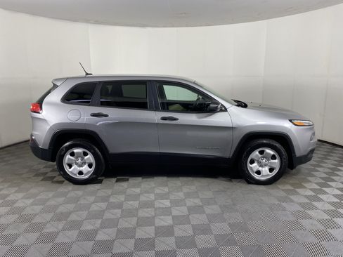 Used 2017 Jeep Cherokee Sport AWD/4WD image 4
