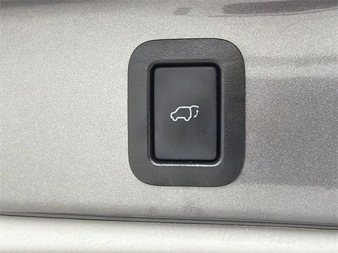 Used 2018 Toyota Highlander XLE image 19