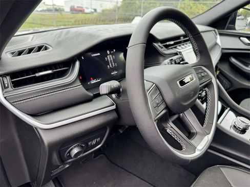 New 2025 Jeep Grand Cherokee 4WD image 2