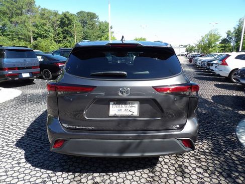 Used 2021 Toyota Highlander XLE FWD image 8