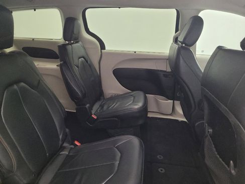 Used 2020 Chrysler Pacifica Touring-L FWD image 19