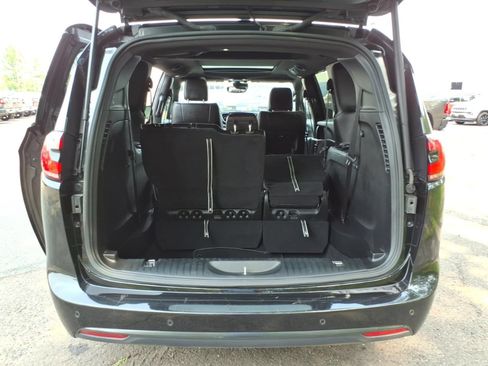 Used 2026 Chrysler Pacifica Limited w/ S Appearance Package FWD image 16
