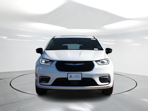 New 2026 Chrysler Pacifica Limited image 4