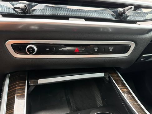 Used 2025 BMW X5 xDrive50e AWD/4WD image 12