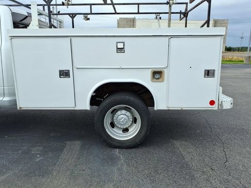 Used 2024 RAM 5500 Tradesman w/ Chrome Appearance Group AWD/4WD image 6