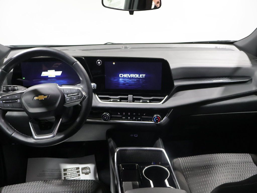 Used 2025 Chevrolet Equinox LT AWD/4WD image 16