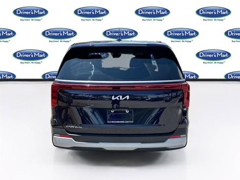 Used 2025 Kia Carnival FWD image 6