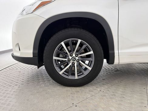 Used 2017 Toyota Highlander XLE FWD image 12
