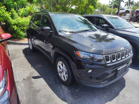 Used 2025 Jeep Compass Latitude AWD/4WD image 2