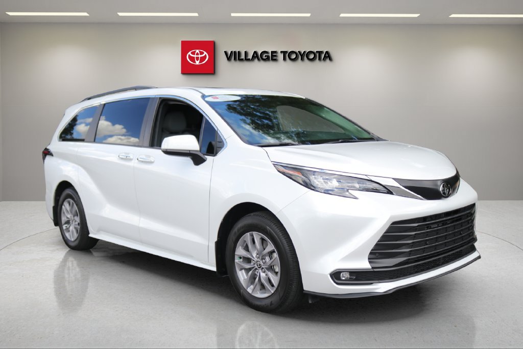 Certified 2026 Toyota Sienna XLE FWD image 7