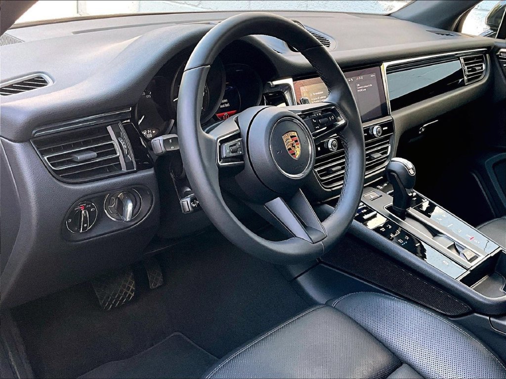 Certified 2026 Porsche Macan AWD/4WD image 4