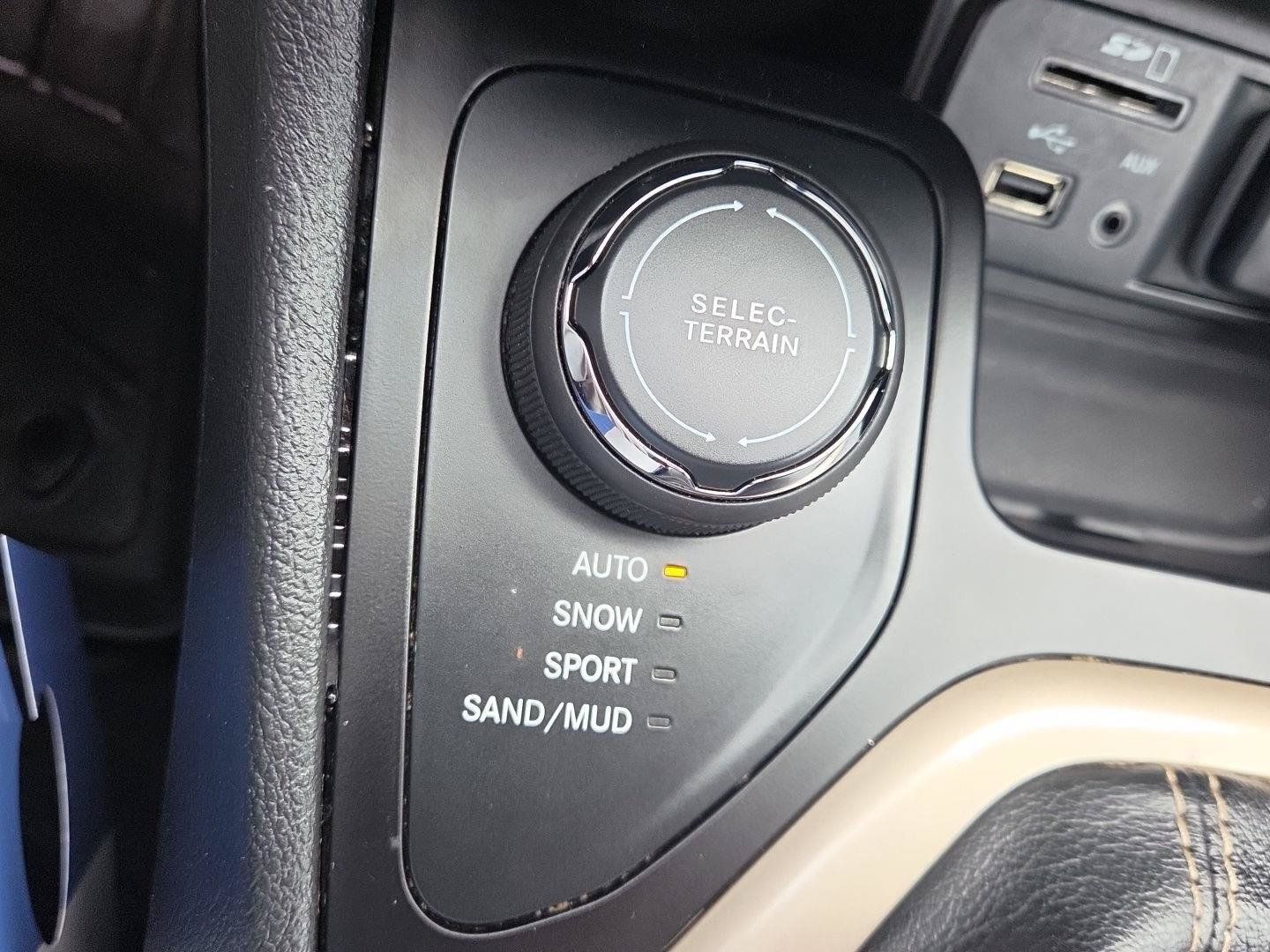 Used 2016 Jeep Cherokee Latitude AWD/4WD image 27