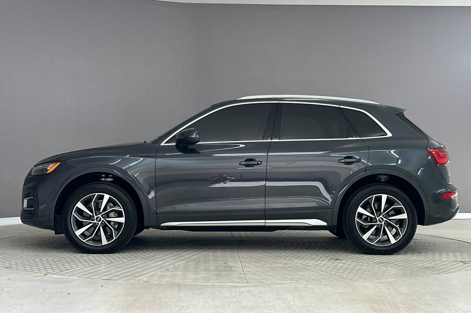 Used 2021 Audi Q5 2.0T Premium w/ Convenience Package AWD/4WD image 2