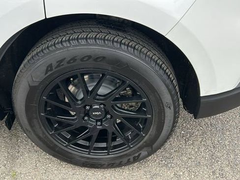 Certified 2020 Ford Edge SE image 6