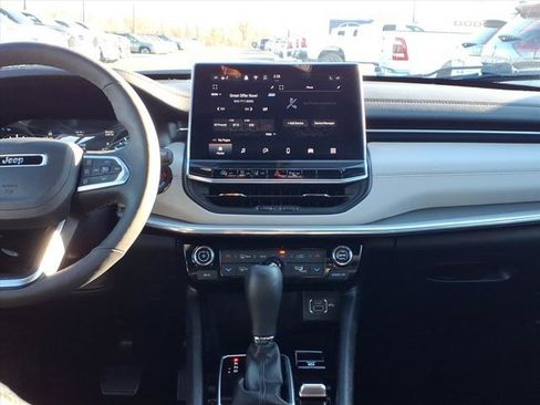 Used 2024 Jeep Compass Limited image 10