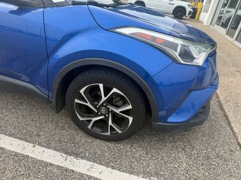 Used 2018 Toyota C-HR XLE FWD image 3