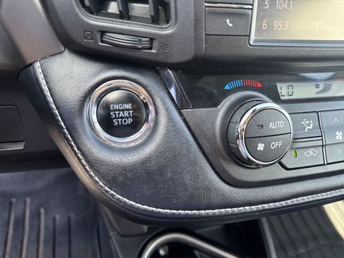 Used 2018 Toyota RAV4 Limited FWD image 20