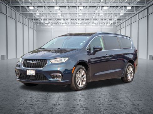 Used 2021 Chrysler Pacifica Touring-L w/ Uconnect Theater Family Group AWD/4WD image 9
