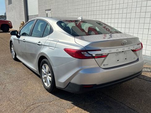 Used 2025 Toyota Camry LE image 4