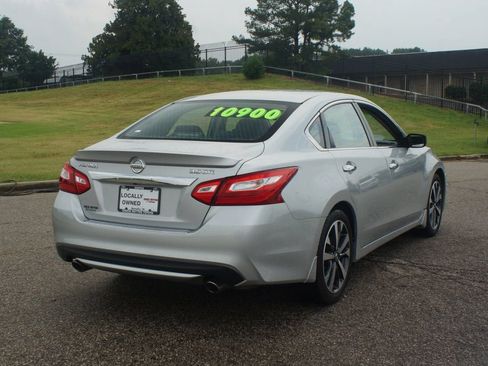 Used 2016 Nissan Altima 3.5 SR FWD image 11