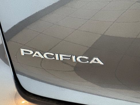 Used 2023 Chrysler Pacifica Touring-L FWD image 27